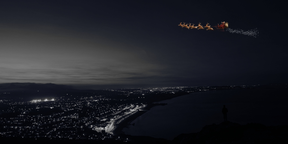 santa-flying-over-bray-at-night